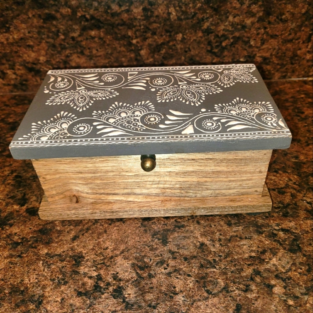 BOX WITH GREY/WHITE DESIGN